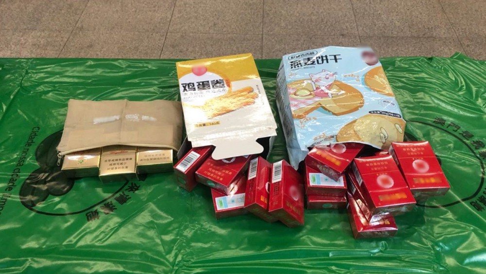 利用跨境學童書包及食品包裝盒藏煙蒙混過關
