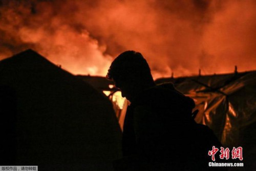 希臘難民營遭燒毀後火災又起！事發現場有爆炸聲